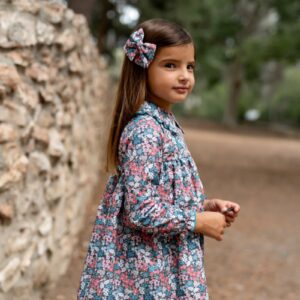 Niña con vestido floral de manga larga en tonos azules y rosas de Sutier, moda infantil elegante