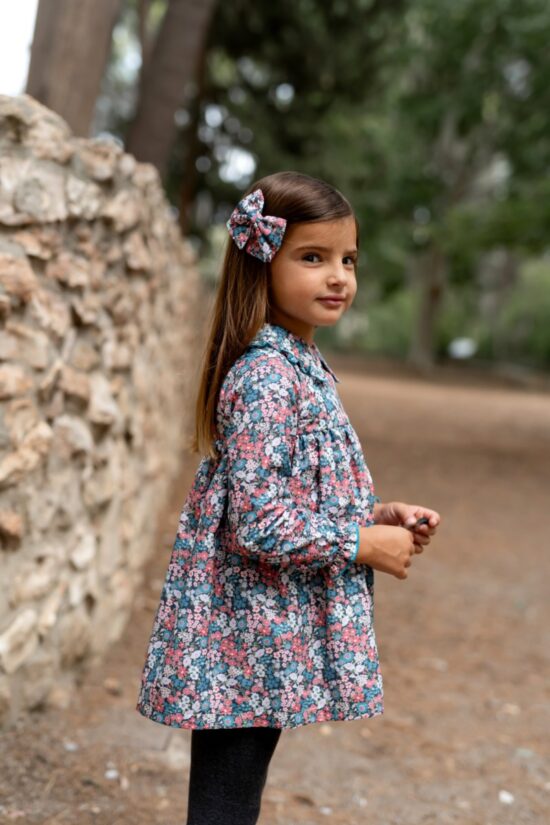 Niña con vestido floral de manga larga en tonos azules y rosas de Sutier, moda infantil elegante