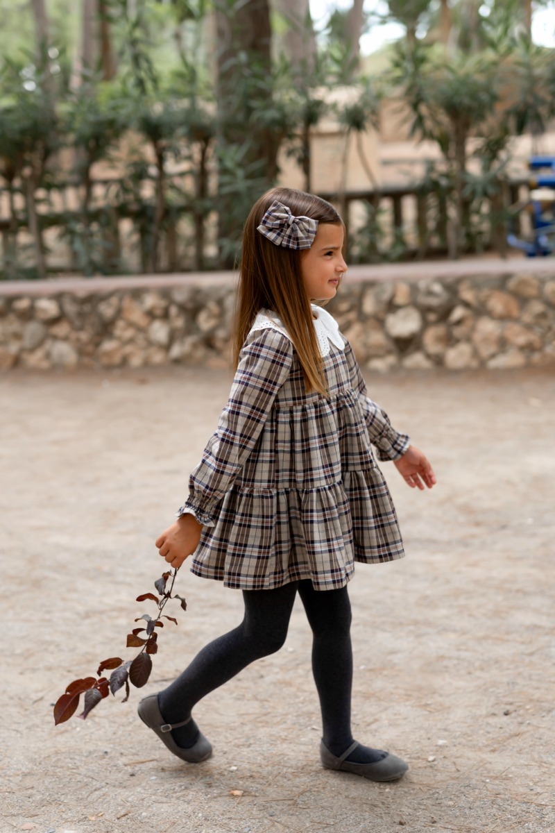 Vestido Abeto de niña con vuelo y cuello blanco, estampado de cuadros. Moda infantil.