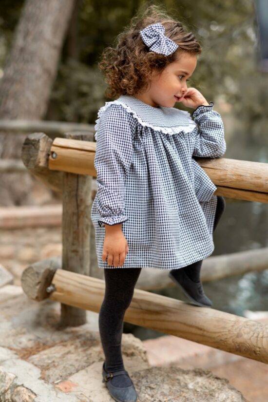 Jesusito Nogal de niña en moda infantil artesanal con cuadros vichy