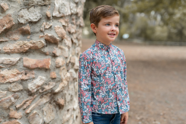 Niño con camisa infantil de manga larga estampada floral en tonos azul y rosa de Sutier