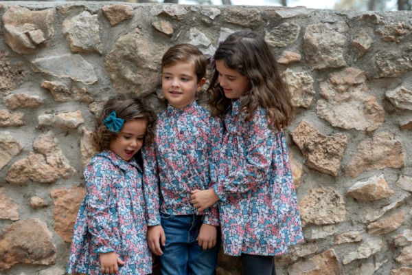 hermanos vestidos igual