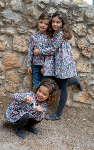 Niños y niñas con conjuntos infantiles florales de manga larga en tonos azul y rosa de Sutier