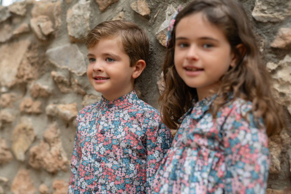 hermanos vestidos igual