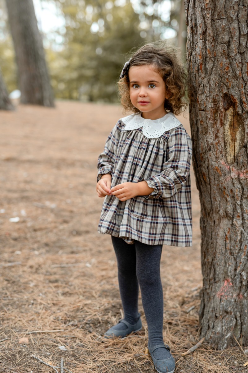 Jesusito Abeto con cuello bordado, manga larga y cuadros. Ropa infantil artesanal.