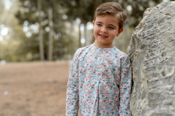 Niño con camisa de manga larga estampada en flores azules y rosas de Sutier, moda infantil