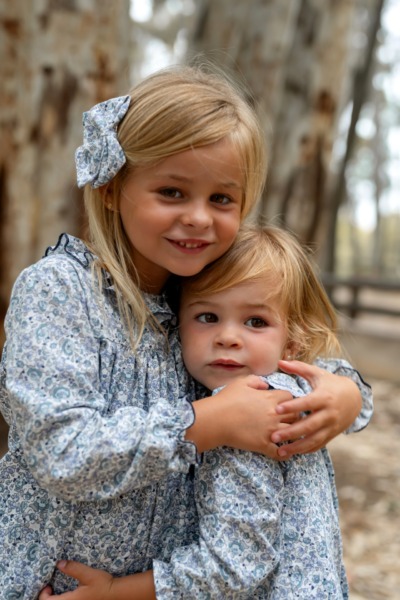 hermanas vestidas igual liberty