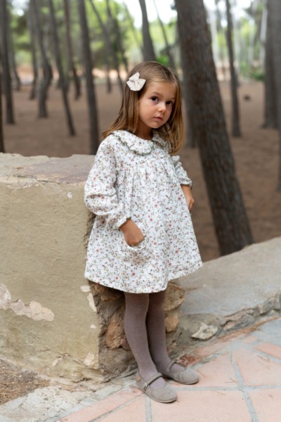 Niña con vestido floral blanco de manga larga con bolsillos, moda infantil Sutier