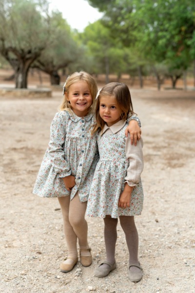 hermanas vestidas flores