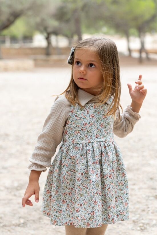 pichi niña flores