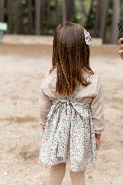 pichi niña flores