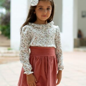 Niña con falda coral y blusa floral blanca de manga larga, ropa infantil Sutier