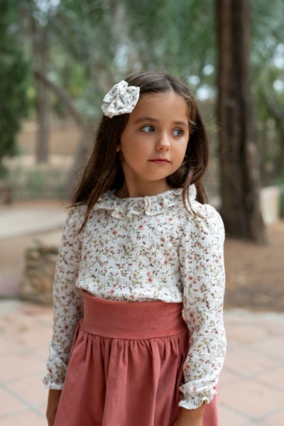 Niña con Blusa Avellano floral de Sutier, moda infantil artesanal hecha en España
