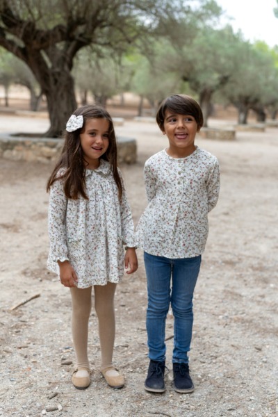 Niño y niña con conjuntos florales de Sutier posando al aire libre, moda infantil