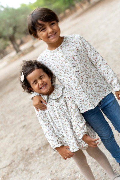 hermanos vestidos igual