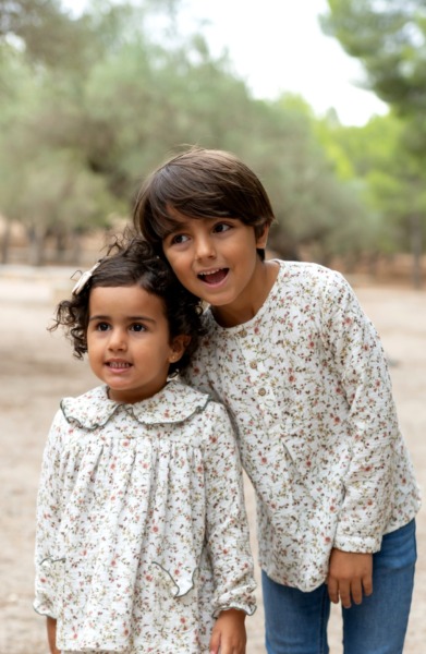hermanos vestidos igual