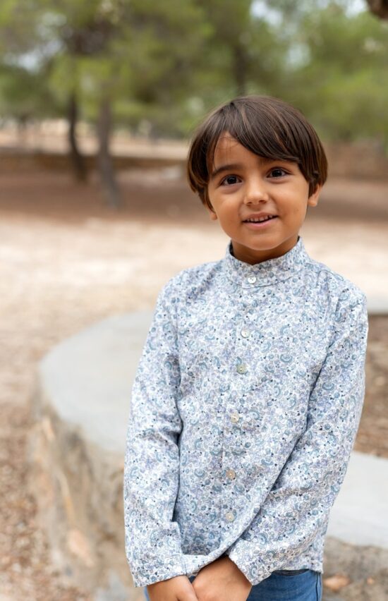 camisa flores niño