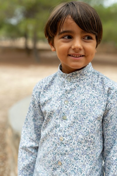 Niño con camisa azul estampada de flores, moda infantil elegante de Sutier