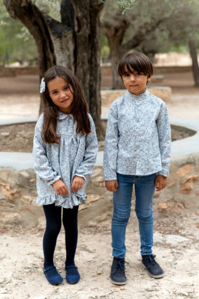Niño y niña con conjunto infantil azul floral de Sutier, moda infantil elegante