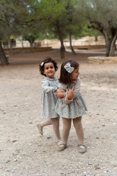 hermanas vestidas igual flores