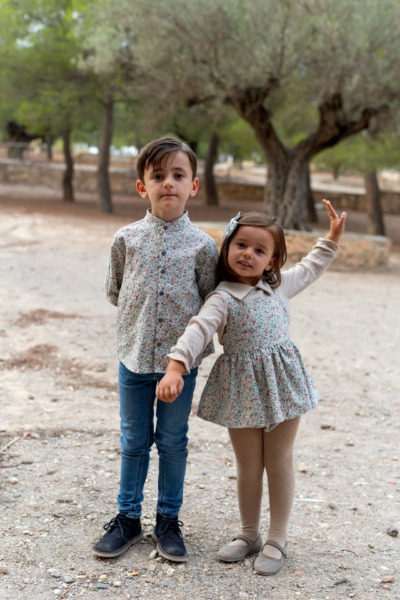 hermanos vestidos igual