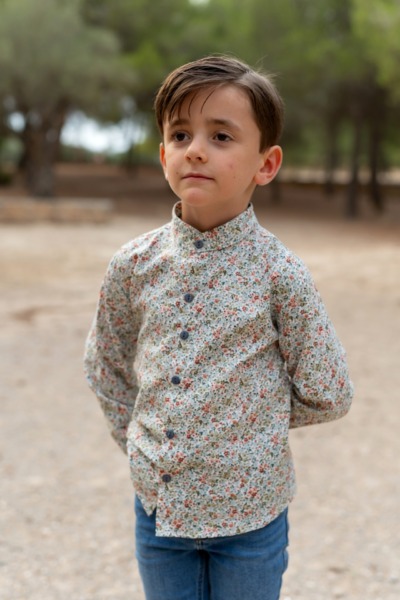 camisa flores niño