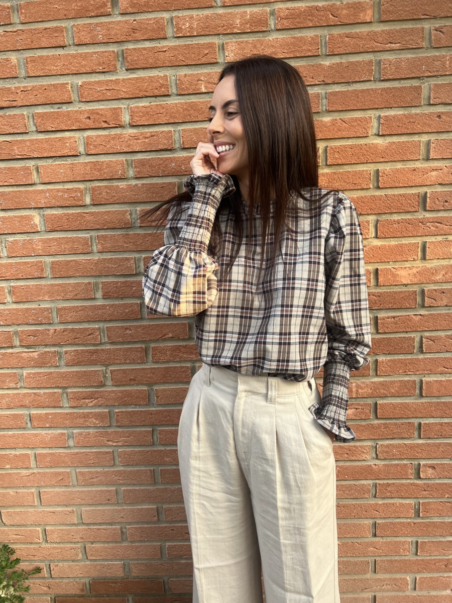 Blusa Abeto de cuadros con puño fruncido y manga larga, acabado artesanal.