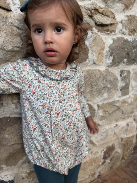 Pelele Acebo de flores en tonos cálidos, ropa infantil de calidad Sutier
