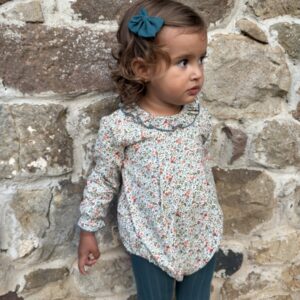 Niña con el Pelele Acebo floral de Sutier, moda infantil artesanal hecha en España
