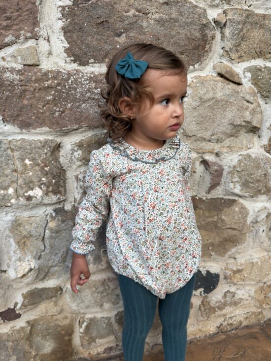 Niña con el Pelele Acebo floral de Sutier, moda infantil artesanal hecha en España