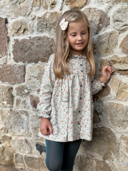 Vestido Acebo con estampado floral en tonos cálidos, moda infantil elegante