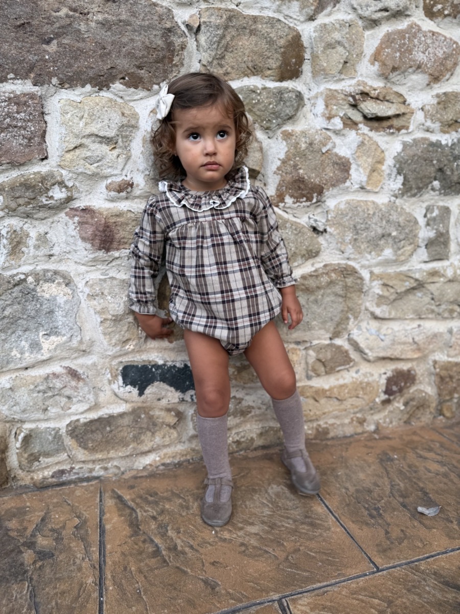 Pelele Abeto de cuadros en tonos tierra, manga larga. Ropa para bebé cómoda y artesanal.