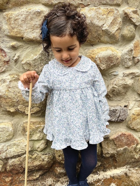 Niña con Jesusito Encina floral de Sutier, moda infantil artesanal