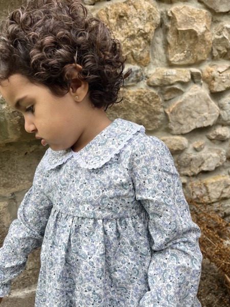 Niña luciendo el Jesusito Encina de flores de Sutier, moda infantil hecha en España