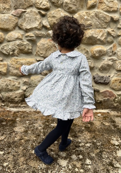 Niña con el Jesusito Encina estampado, moda infantil elegante de Sutier