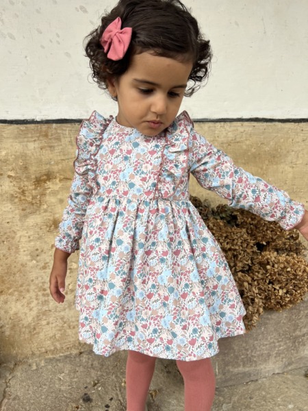 Niña con el Conjunto Morera floral de Sutier, moda infantil artesanal