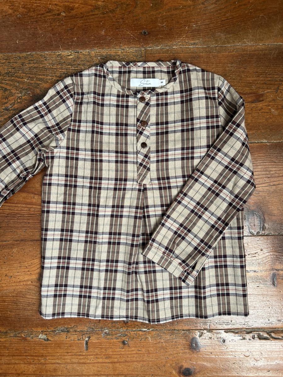 Camisa Abeto para niño con cuello mao y tapeta de botones, cuadros en tonos tierra.