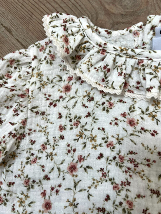 Blusa Avellano de flores en tonos cálidos, moda infantil artesanal de Sutier