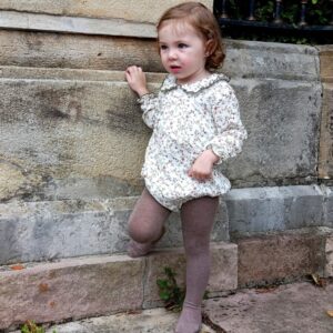 Bebé con Pelele Avellano de flores, moda infantil artesanal