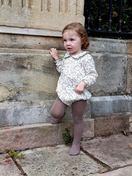 Bebé con Pelele Avellano de flores, moda infantil artesanal