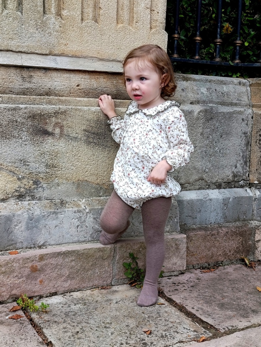 Bebé con Pelele Avellano de flores, moda infantil artesanal