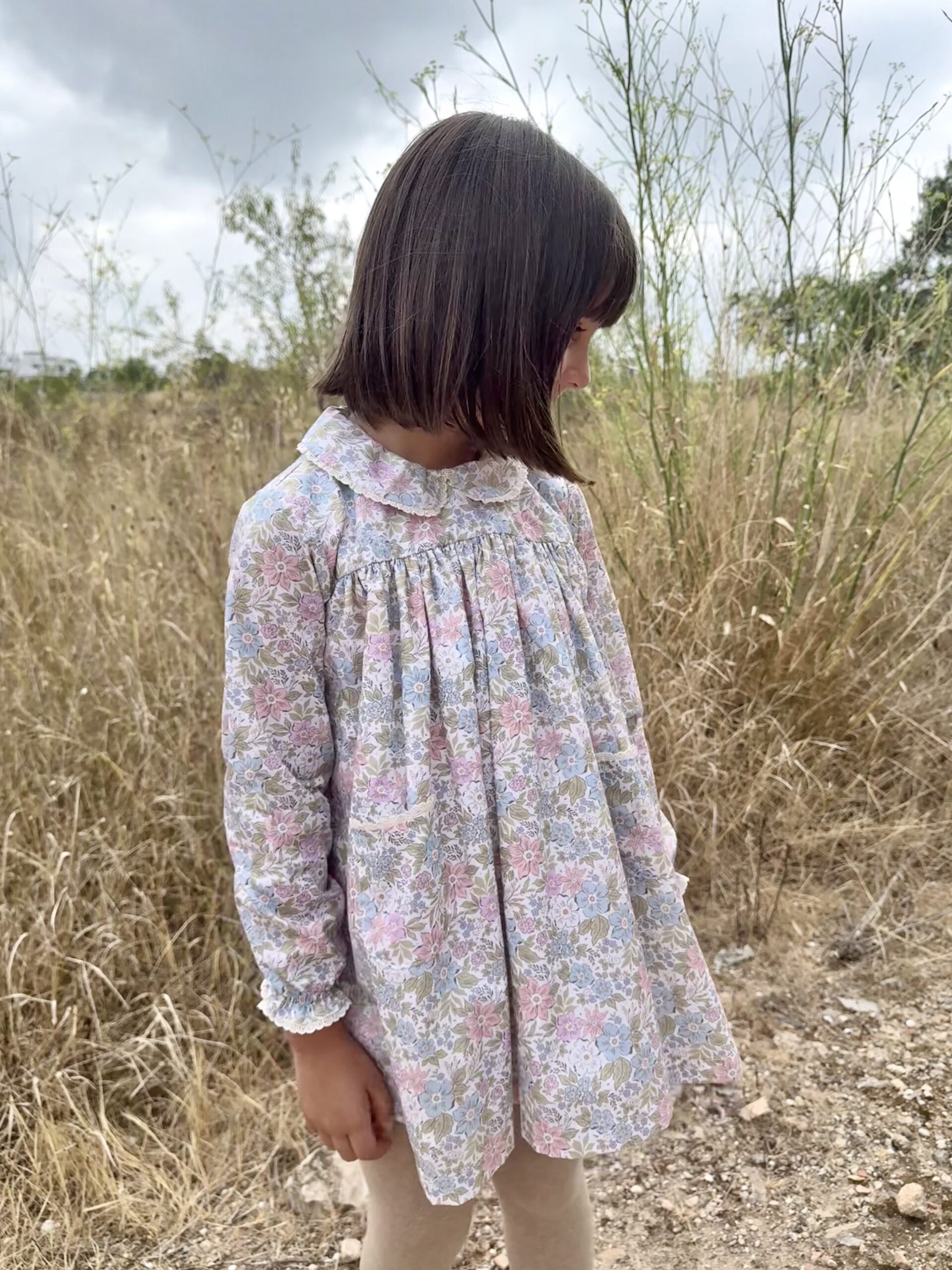 Vestido Elodie de niña con cuello redondo de volante y canesú fruncido