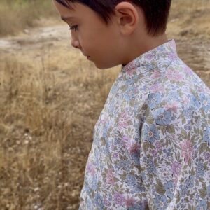 Camisa de niño Elodie con estampado liberty de flores en azul, rosa y verde
