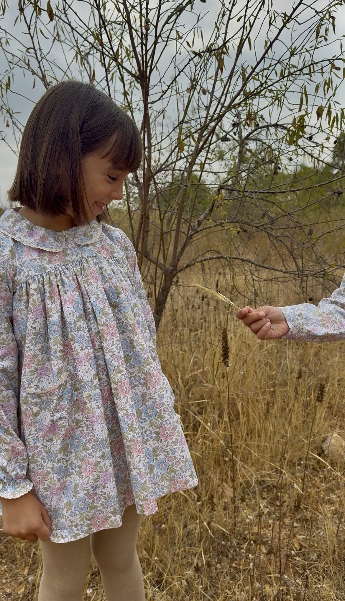 Vestido infantil Elodie en tonos azul, rosa y verde sobre fondo claro