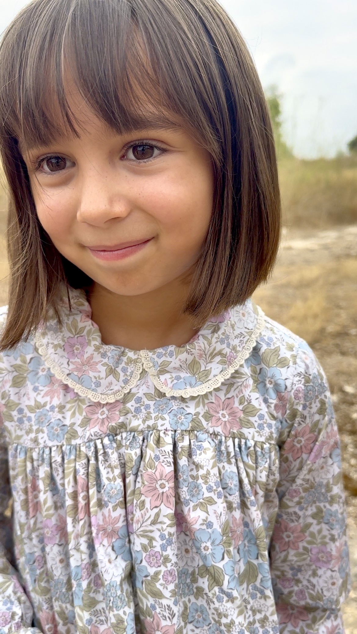 Vestido Elodie con canesú fruncido y vuelo, ropa infantil de flores
