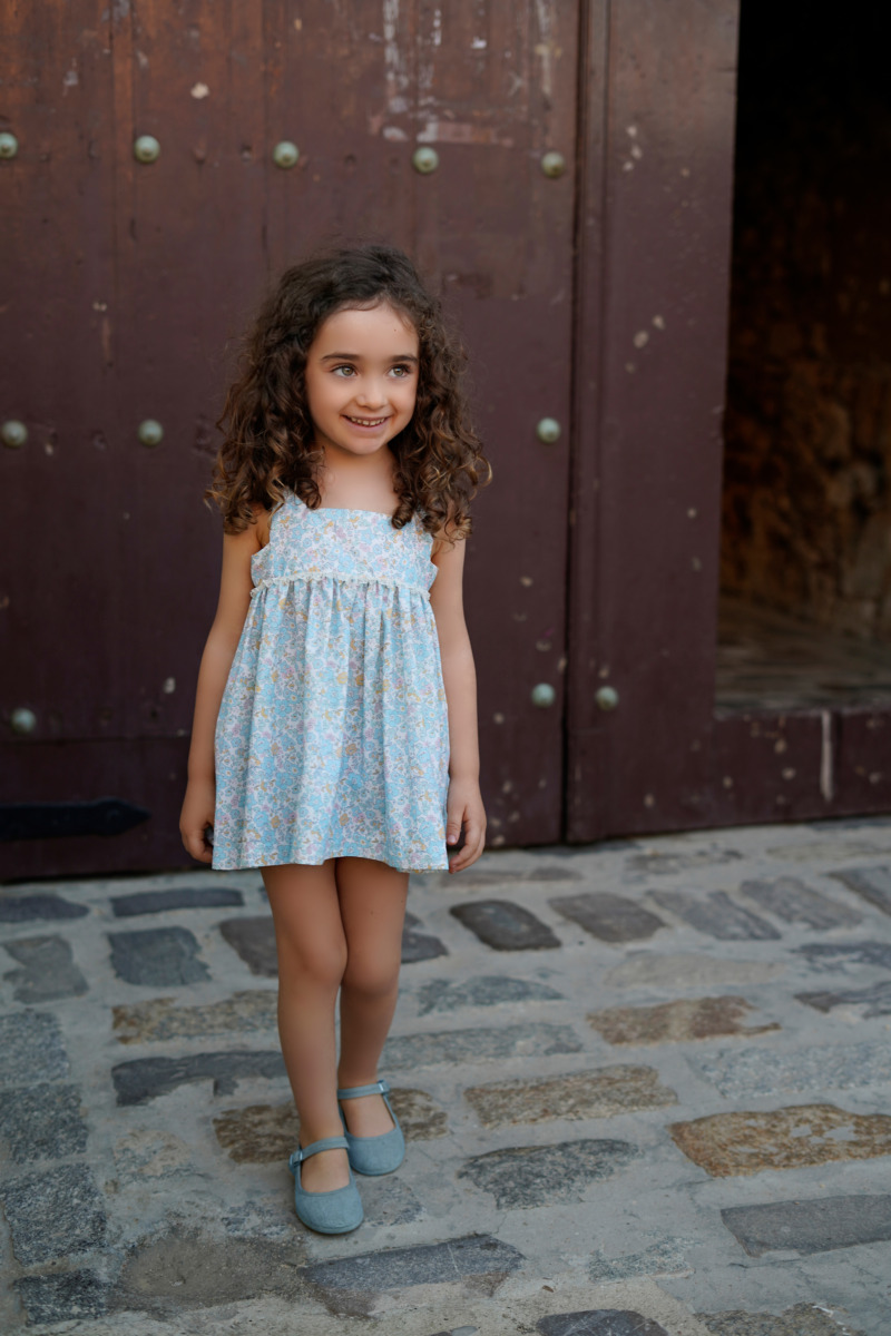 niña con jesusito Peonía floral moda infantil Sutier