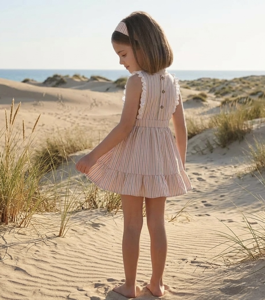 niña con vestido infantil de rayas rosa moda infantil Sutier en la playa