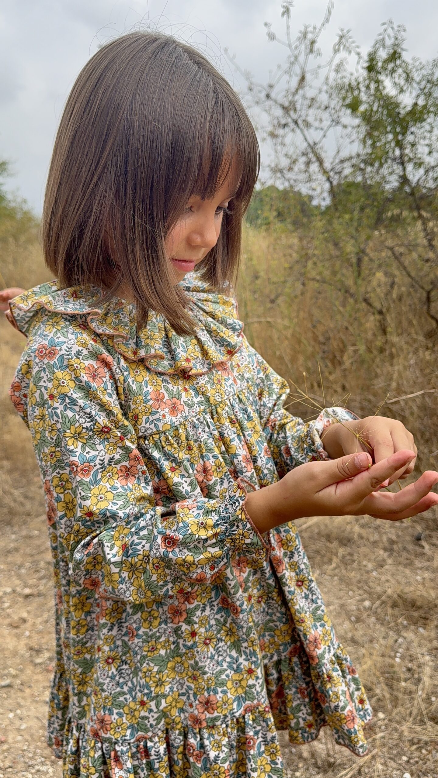 Vestido de niña Evelyne con estampado floral menudo en mostaza, rosa y azul