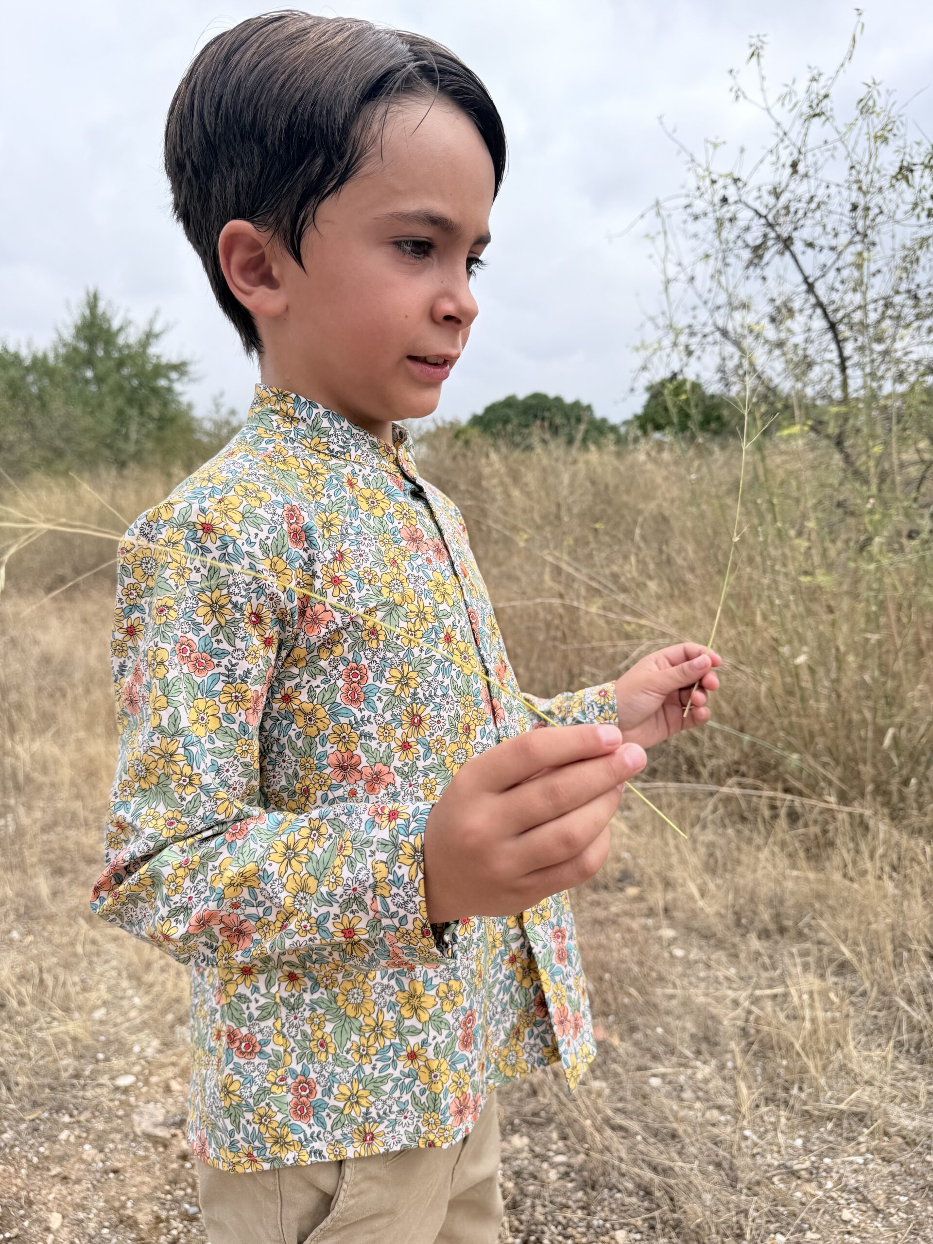 Camisa de niño con estampado floral menudo, hecha a mano en España