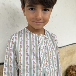 Camisa de niño Polera Eloise a rayas verde salvia con flores rosas y cuello mao